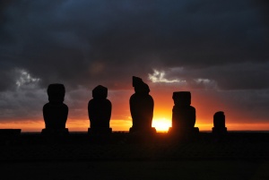 1-ile-de-paques-coucher-soleil-moai